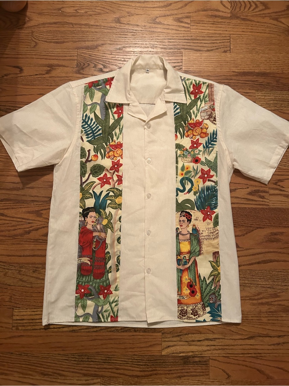 Men’s Sz 34 Cream Short Sleeve Button Down Shirt W/ Summery Frida Khalo Design